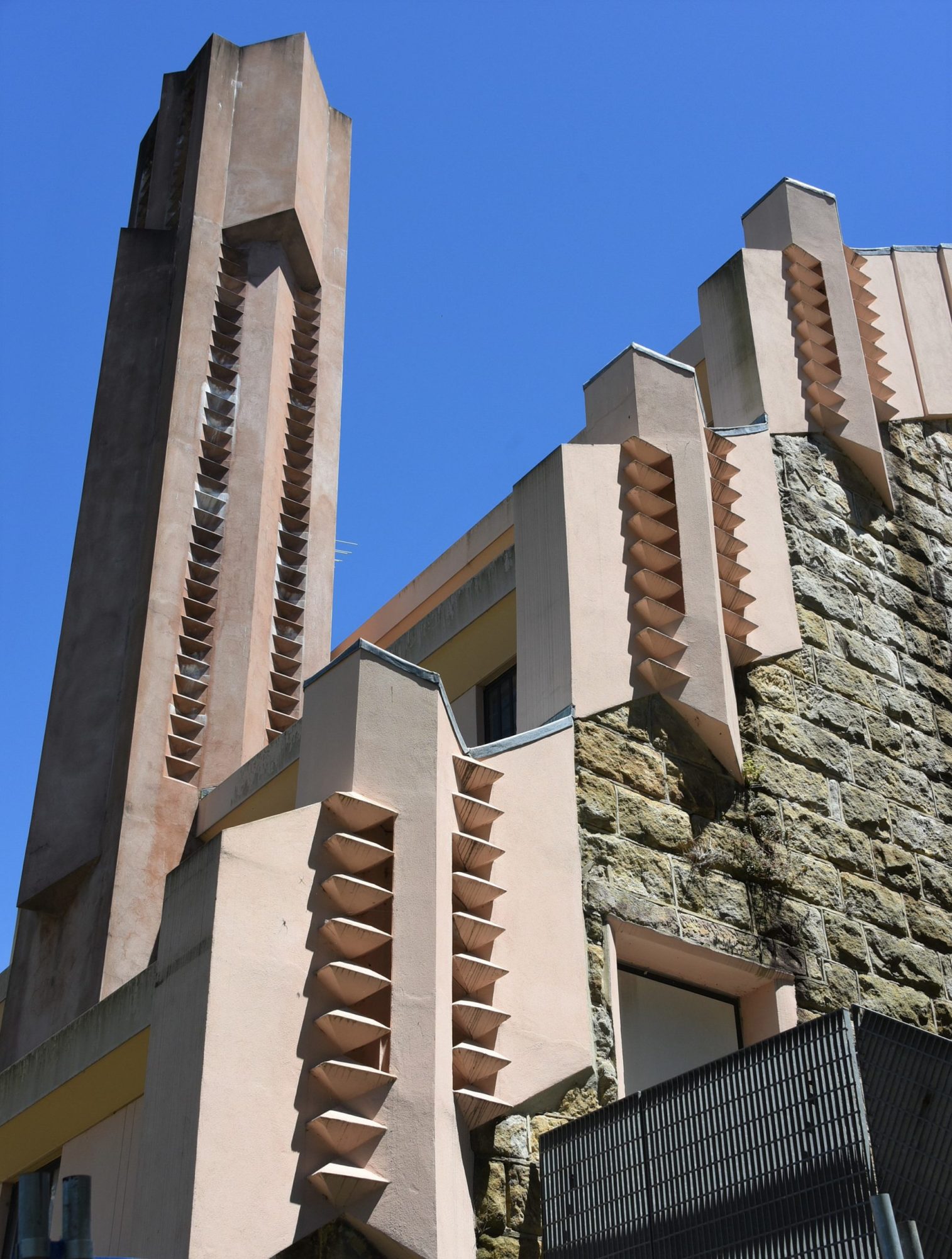 (1)Griffin_incinerator_Willoughby_145 a tall building