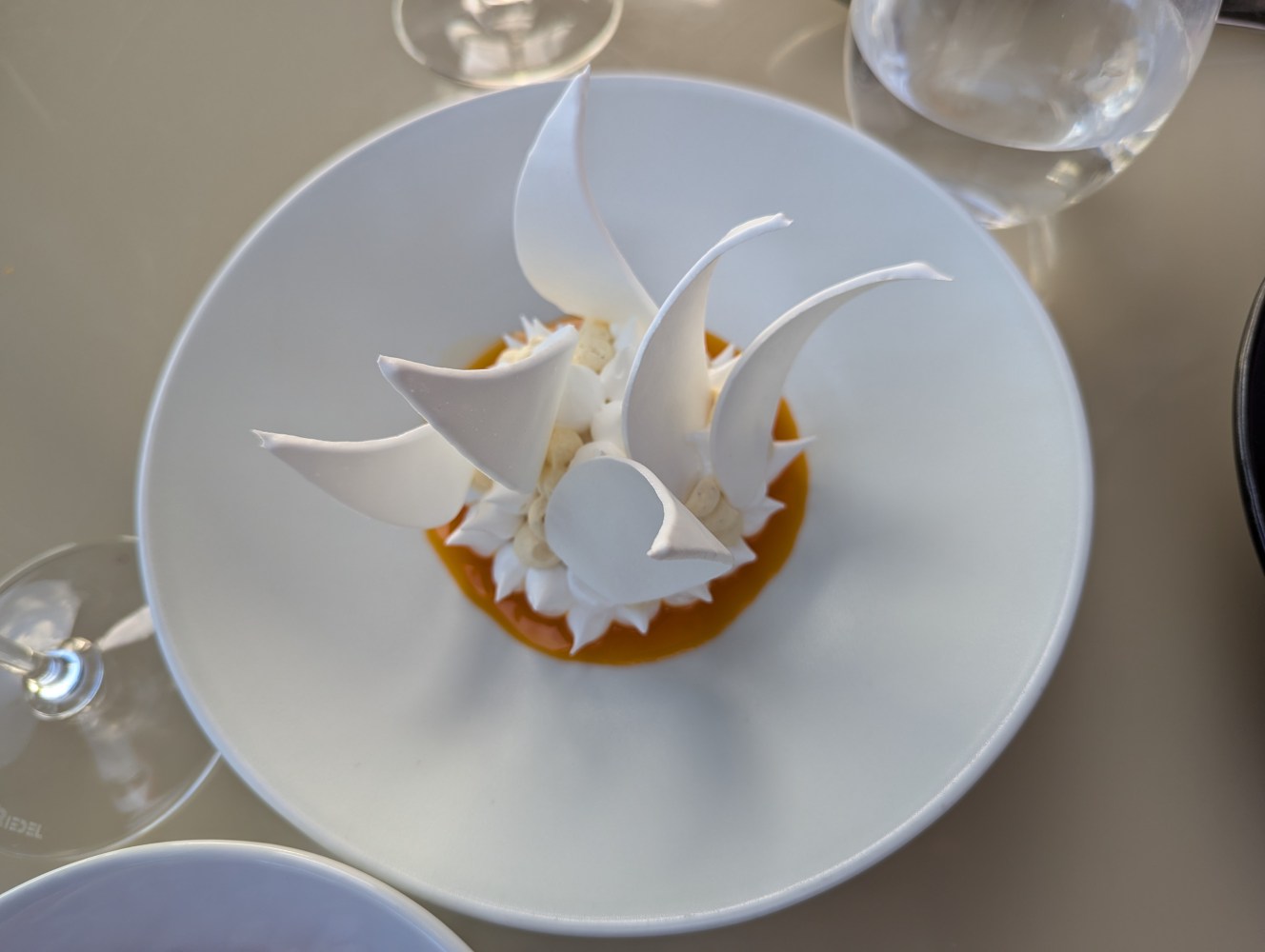 Pavlova Bennelong - a piece of cake on a plate